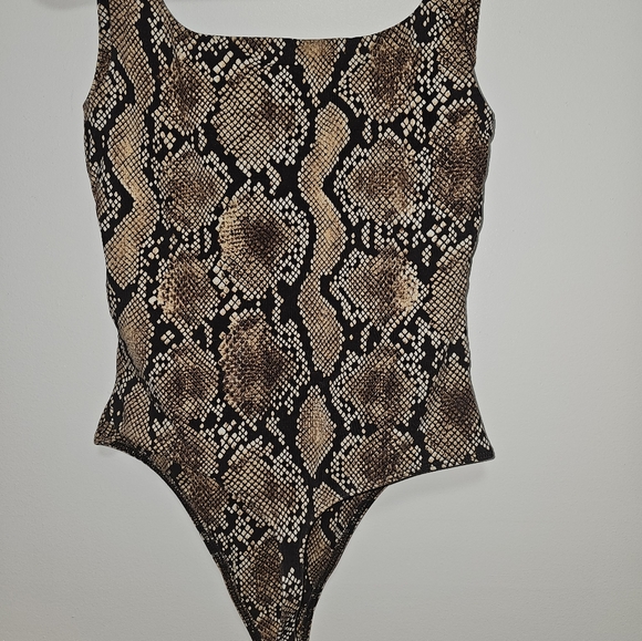 Aritzia Babaton Bodysuit Snakeskin small size - Picture 4 of 7